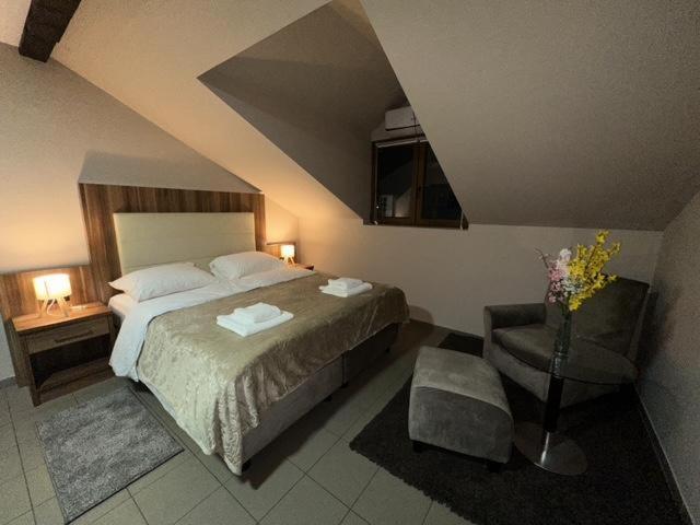 Jp Motel Mali Pariz Бор Экстерьер фото