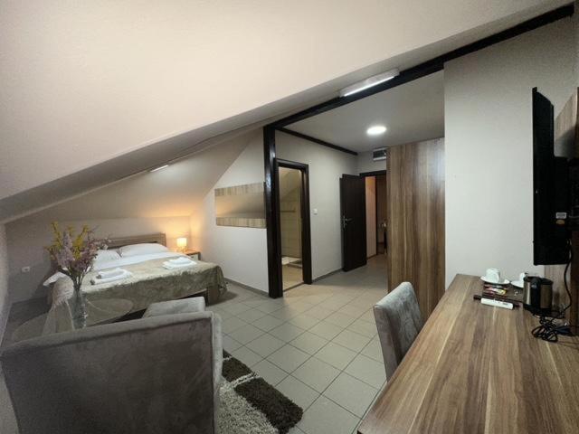 Jp Motel Mali Pariz Бор Экстерьер фото